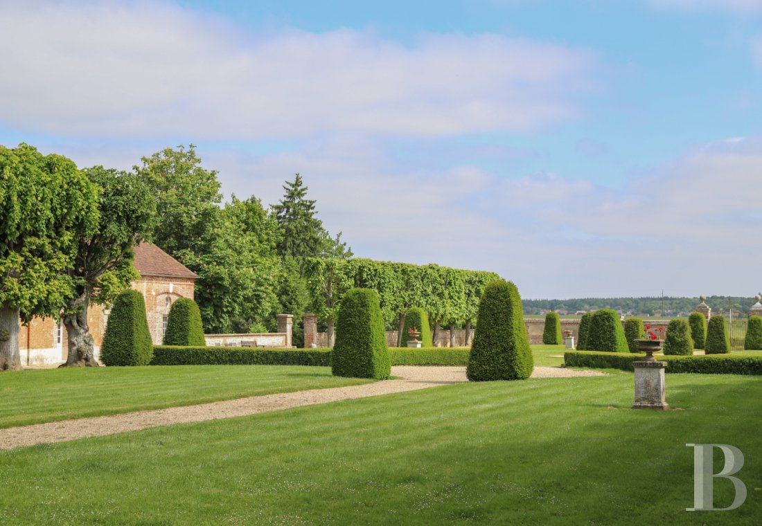 An 18th-century château with extensive grounds and French-style gardens in Eure, north of Évreux - photo  n°63